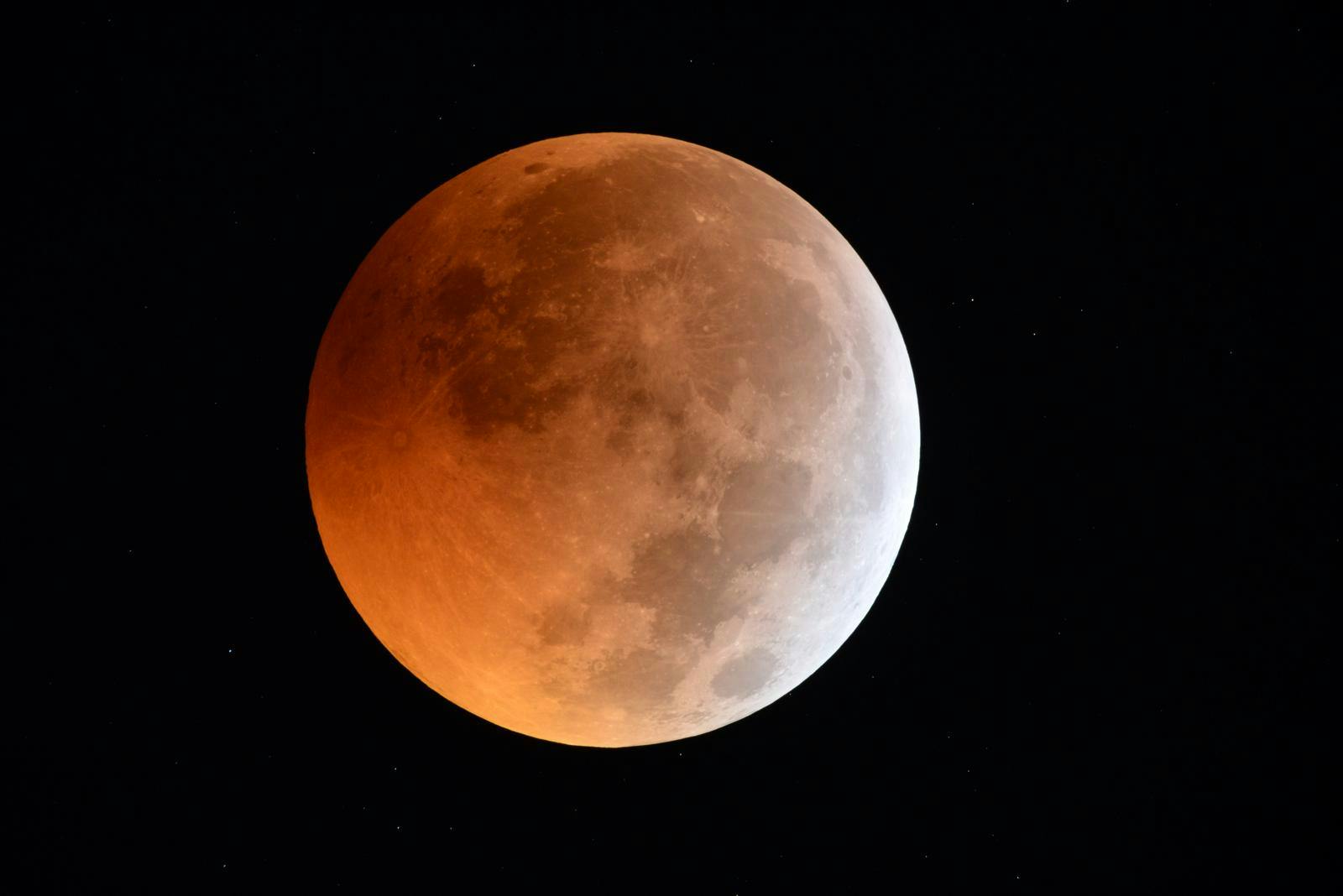 Eclipse Total de la Luna en la noche del domingo