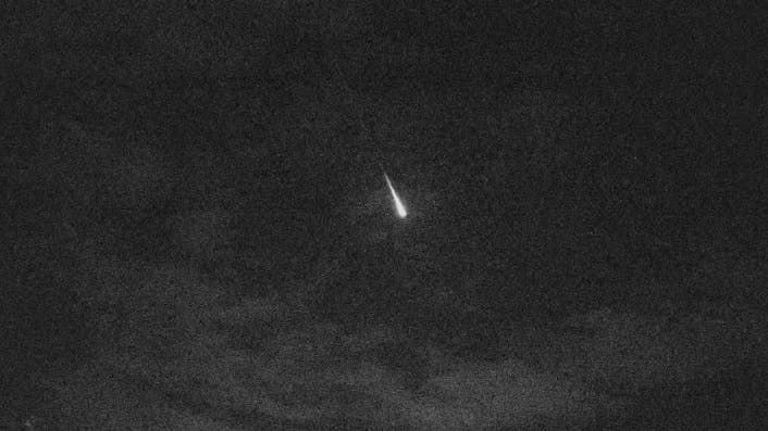 Se observan varios meteoros Perseidas a pesar de la brillante Luna.